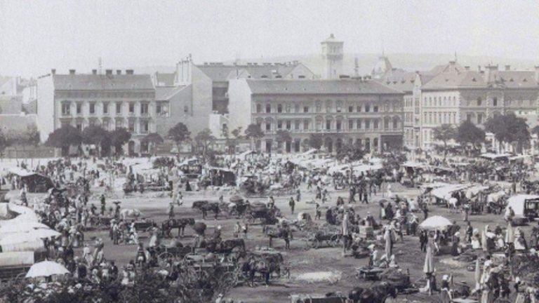 1890 - Az Erkel Színház helyén, kocsik, lovak, árusok - fotó: Klösz György