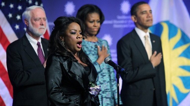 Denyce Graves énekli az amerikai himnuszt a Afro-amerikai Történelem és Kultúra Múzeumának megnyitóján