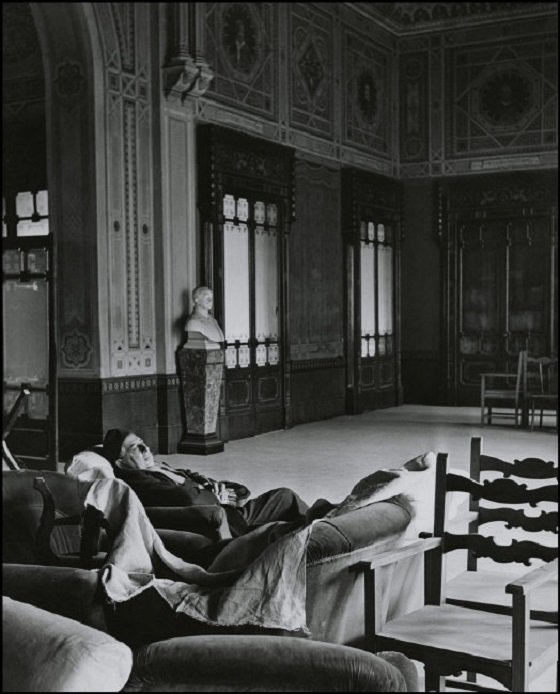 Herbert List volt az első jelentős fotós, aki fantáziát látott a művészotthon lakóinak lefotózásában. Az 1950-ben készült képen Silvo Seri basszista látható.