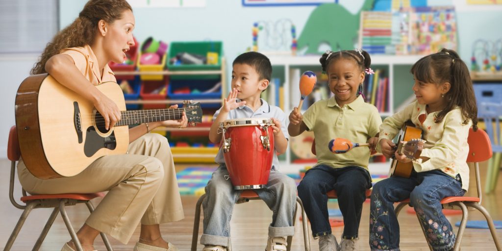 zenetanár gyerekekkel
