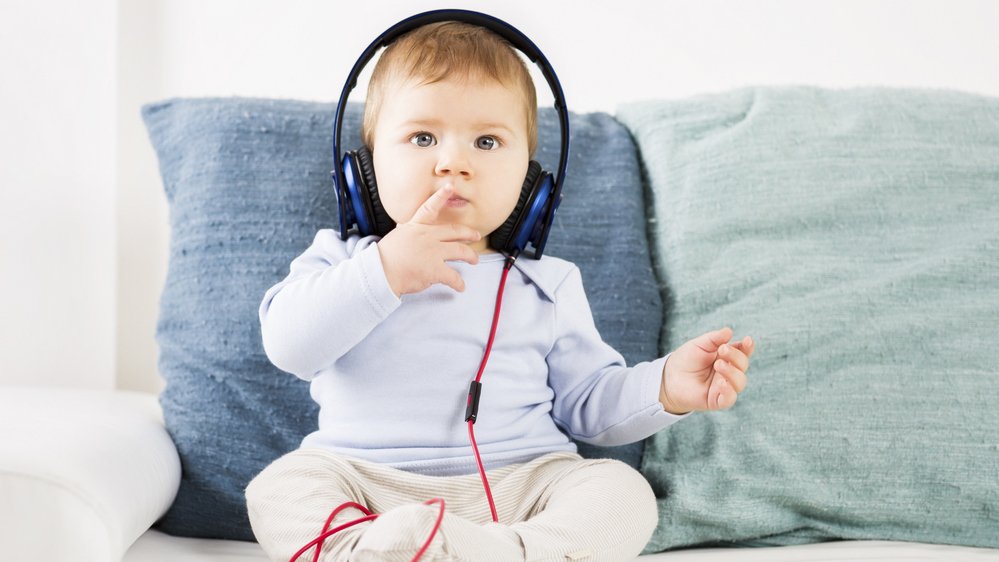 kisbaba zenehallgatás