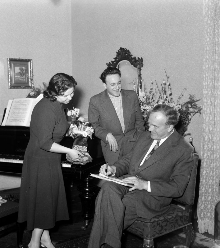 Szvjatoszlav Richter zongoraművész autogramot ad a vele készült interjú során 1963-ban - forrás: Fortepan, adományozó: Kotnyek Antal