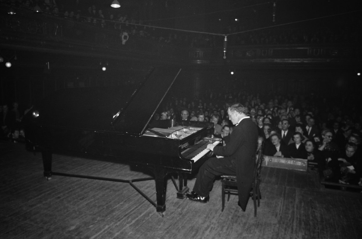 Szvjatoszlav Richter zongoraművész hangversenye a Zeneakadémia Nagytermében 1958-ban - forrás: Fortepan, adományozó: Kotnyek Antal