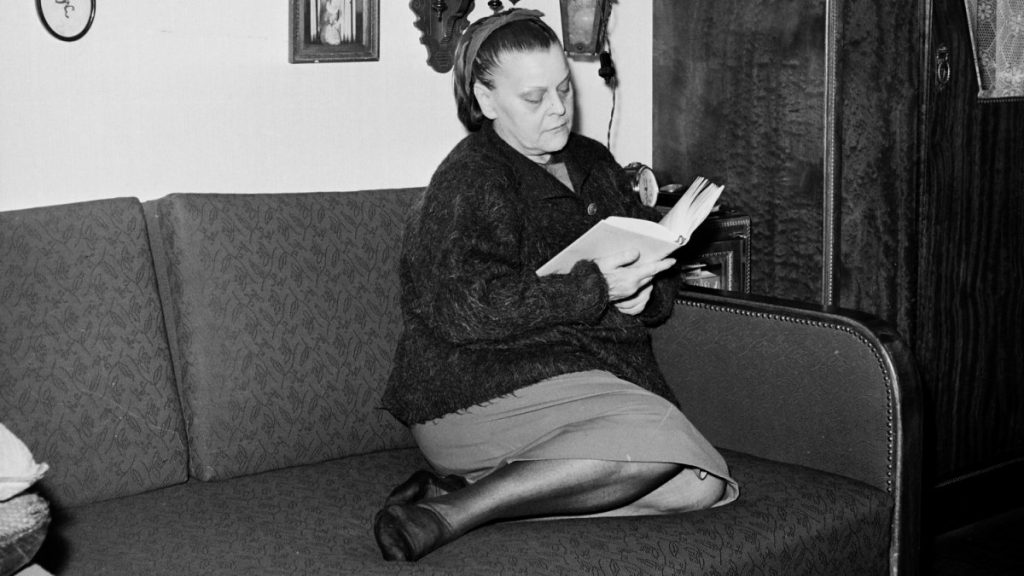 Dajka Margit színművésznő a Lovag utca 10. alatti lakásukon (1964) - forrás: Fortepan, adományozó: Hunyady József