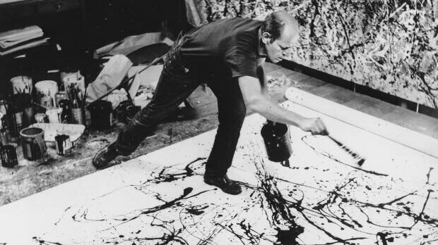 Jackson Pollock festés közben – forrás: Phaidon.com