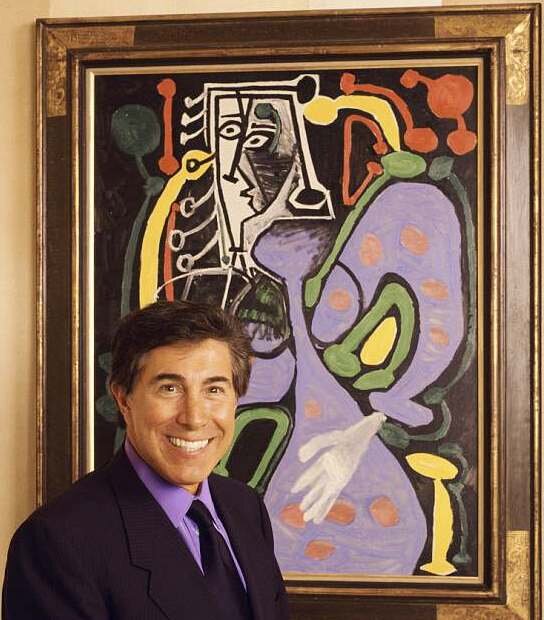 Steven Wynn a Bellagióban egy Picasso-portré előtt – forrás: casino.org
