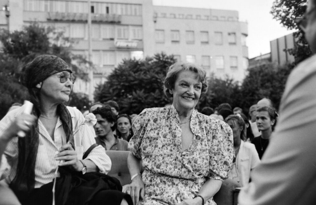 1990 - Blaha Lujza tér, a Színészkarnevál előestéjén fáklyás felvonulásra gyülekezők. Előtérben Törőcsik Mari és Tolnay Klári színművésznők. - fortepan / Gábor Viktor