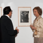 Sofía királyné és Fernando Olmeda, a 2012-es Gyenes kiállítás kurátora egy Salvador Dalí portrét szemlélve. - Forrás: Biblioteca Nacional de España