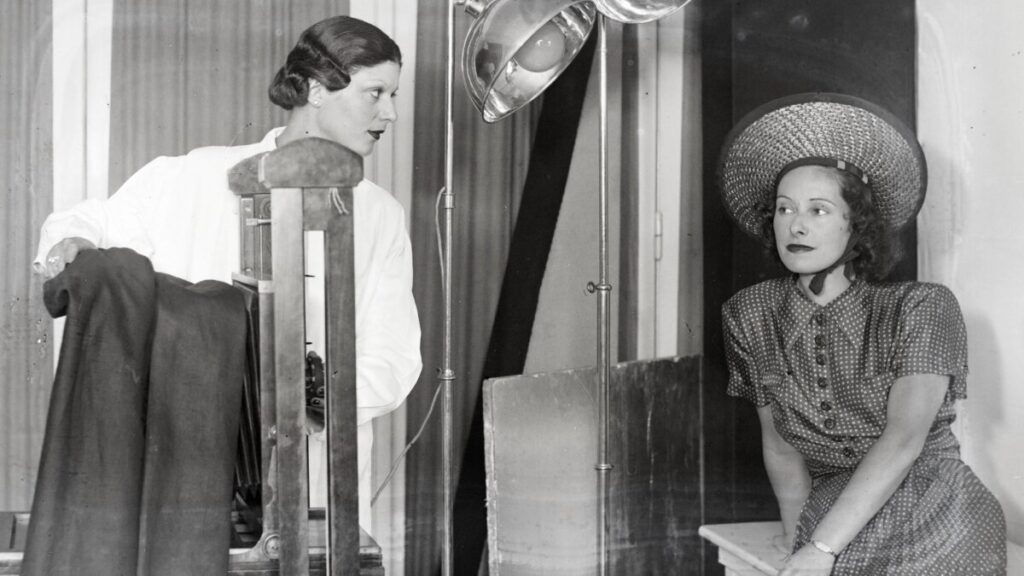 Rezsny Hedvig fényképész műtermében Márkus Margit színésznő portrét készít Muráti Liliről. 1938 - Forrás:Fortepan/Bojár Sándor