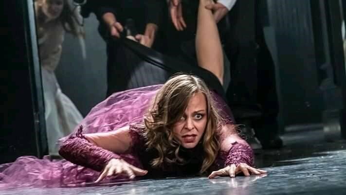 Béres Márta az Újvidéki Színház Anna Karenina előadásában - forrás: a színház FB oldala