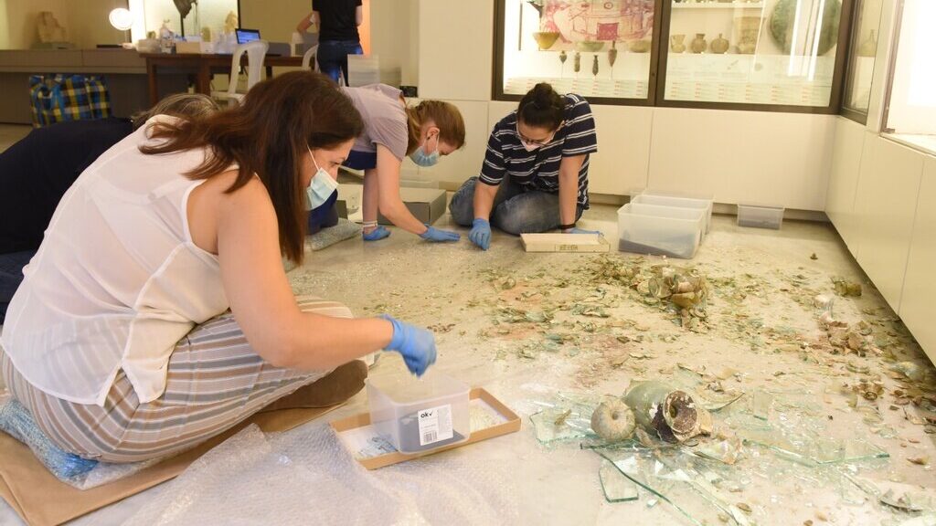 A bejrúti robbanáskor megsérül üvegtárgyakat a British Múzeumban restaurálják - forrás: TEFAT