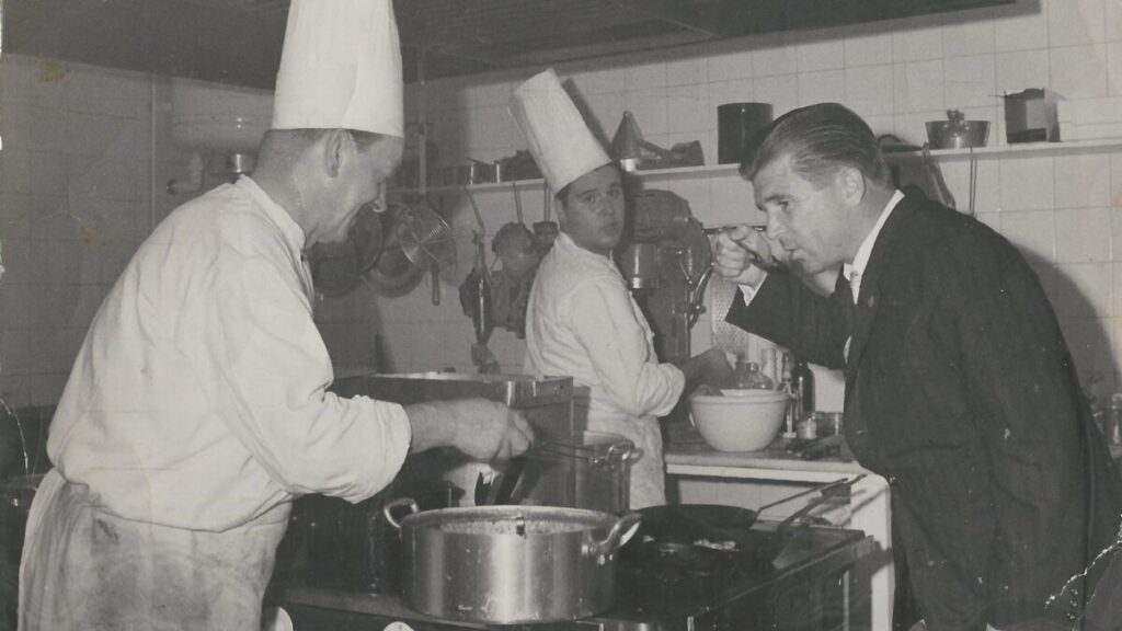 Puskás Öcsi látogatása egy magyar étterem konyhájában. 1960 - Forrás: Magyar Kereskedelmi és Vendéglátóipari Múzeum - Budapest (europeana.eu)