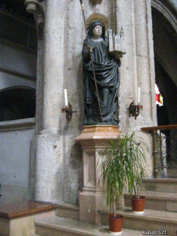 Erentrudis szobra a templomban, a főoltár előtt - fotó: Kocsis Katalin / Kataliszt