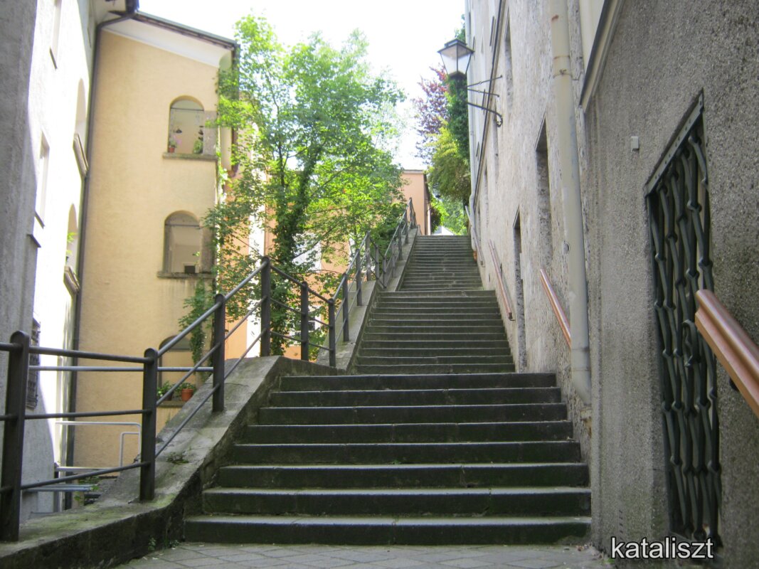 Fel a Nonnbergstiege lépcsőin - fotó: Kocsis Katalin / Kataliszt