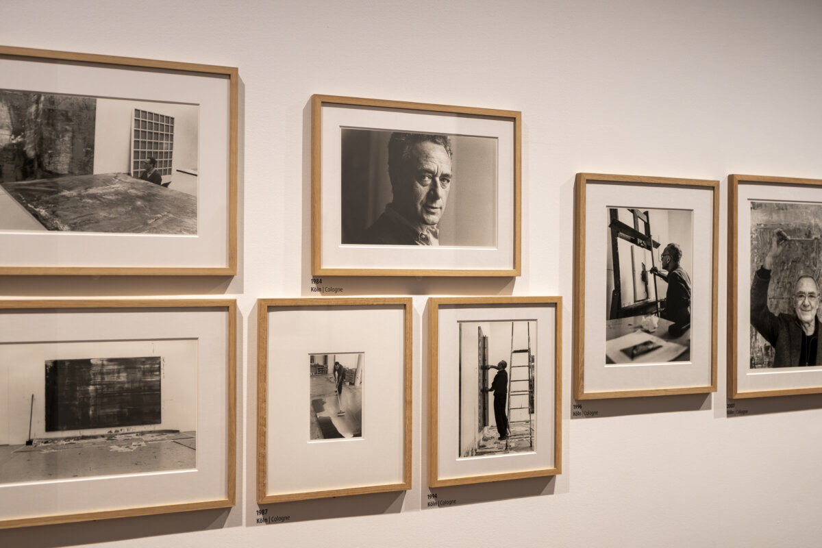 Benjamin Katz fotói Gerhard Richterről a Valós látszat kiállításban. - forrás: Szépművészeti Múzeum - Magyar Nemzeti Galéria / Fotó: Szántó András