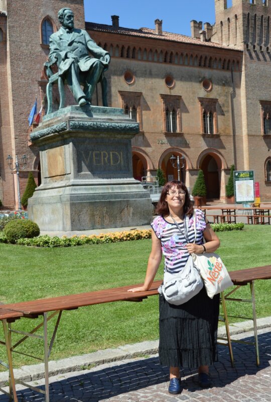 Verdi emlékműve és bloggerünk a Rocca előtt – fotó: Kocsis Katalin / Kataliszt