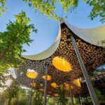 A tetőzet felületét közel 100 egyedi tervezésű nyílás töri át, melyeken a ligeti fák átbújnak - forrás: Magyar Zene Háza