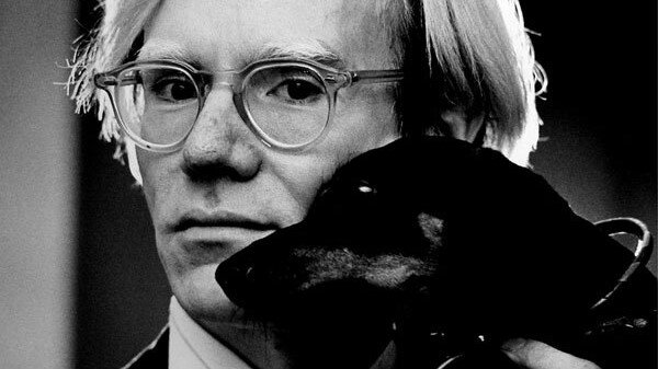 Andy Warhol és Archie, a tacskója - fotó: Jack Mitchell/wikipedia
