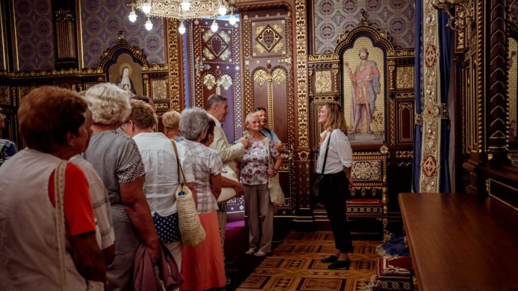 Látogatók az újjászületett Szent István-teremben - forrás: Várkapitányság