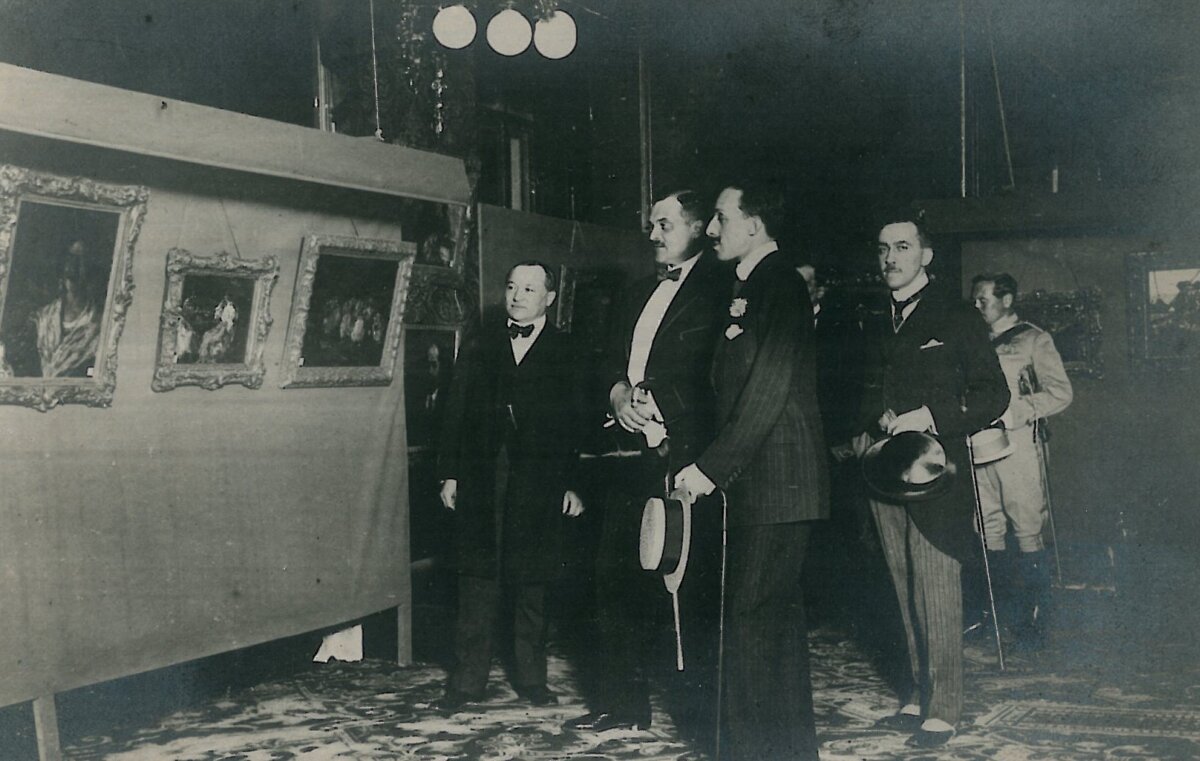 XIII. Alfonz spanyol király megtekinti Gyügyei Nagy Zsigmond kiállítását a madridi Teatro Realban, 1918, magántulajdon