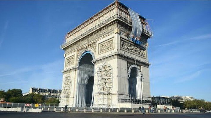 A párizsi Diadalív becsomagolása - forrás: YouTube