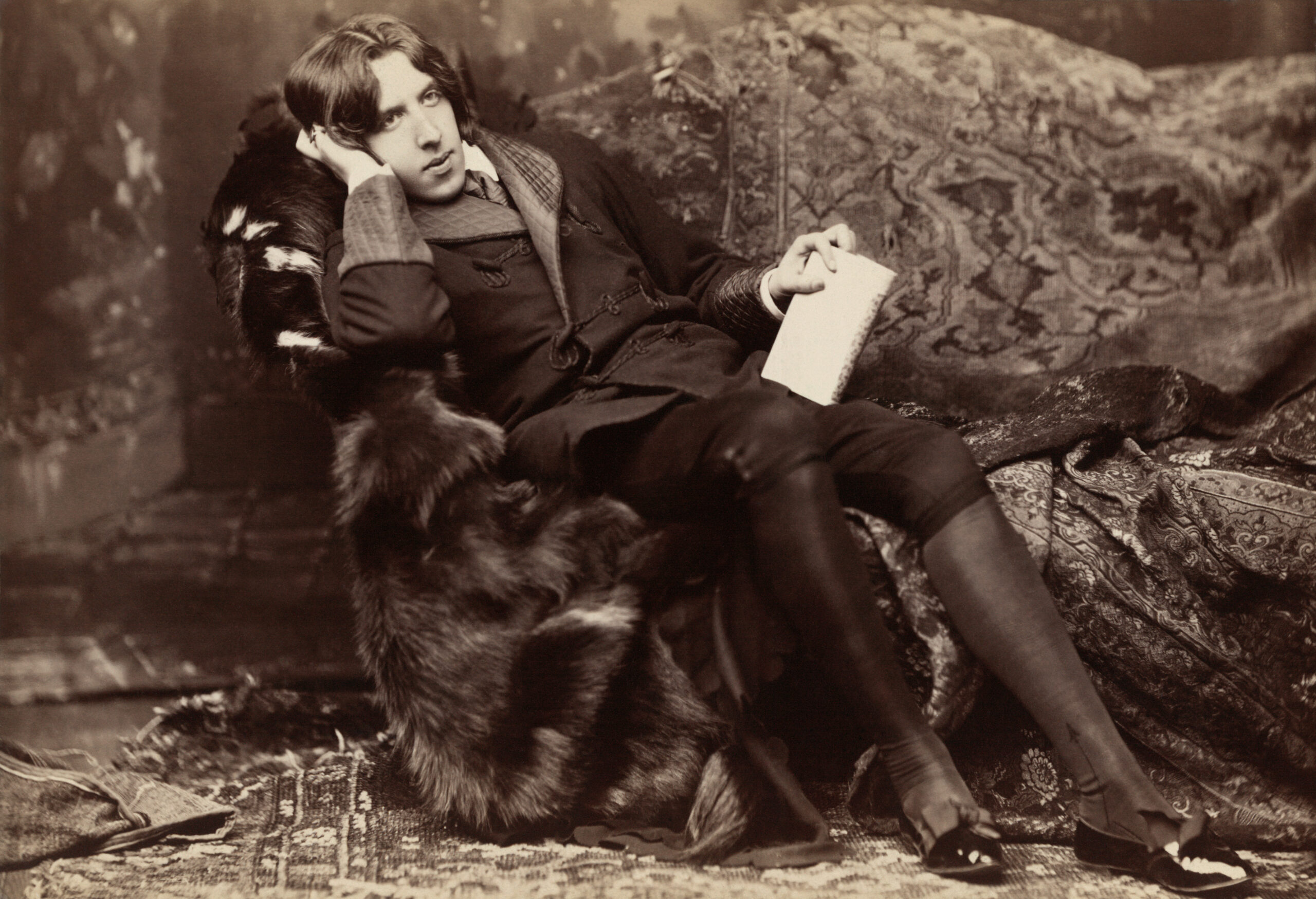 Oscar Wilde verseivel fotó: Napoleon Sarony in New York in 1882 - forrás: wikipedia