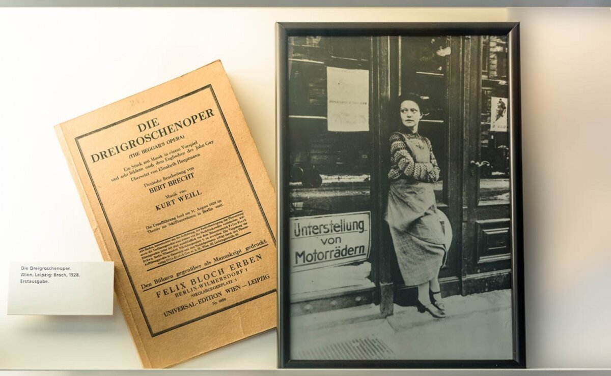 A Koldusopera 1928-as első kiadása és Elisabeth Hauptmann fotója 1925 környékéről - - fotó: Brechthaus, Felix Weinold