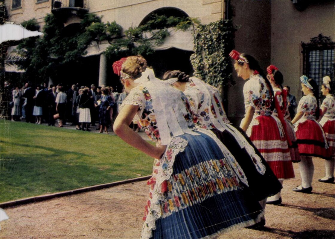 Kalocsai néptáncosok a Villa Favoritában a Szépművészeti Múzeum kiállításának megnyitóján - Fotó: Révész Tamás - Forrás: Új Tükör, 1985. július 14.