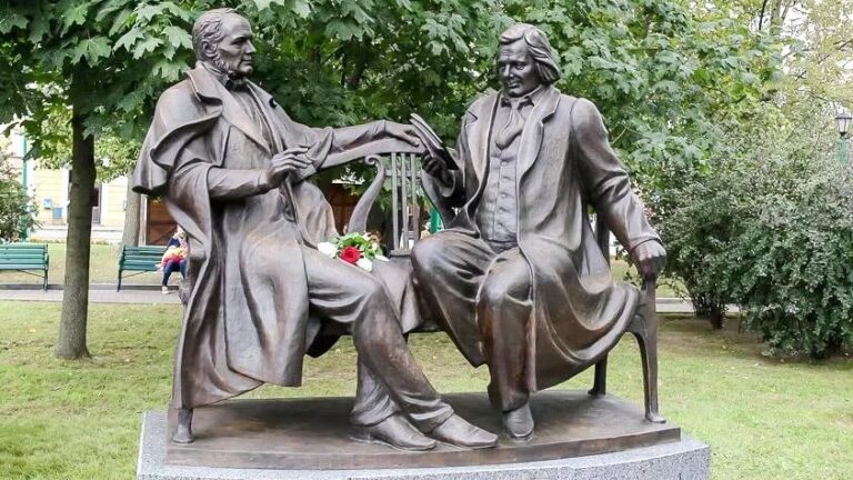 Stanisław Moniuszko és Vincent Dunyin-Marcinkevics szobra Minszkben