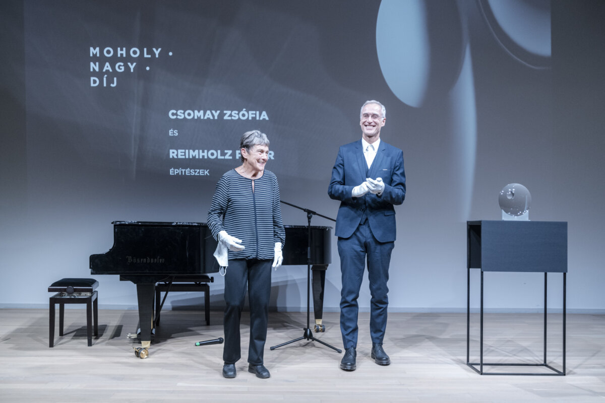 Csomay Zsófia átveszi a Moholy-Nagy-díjat - fotó: Lakos Máté