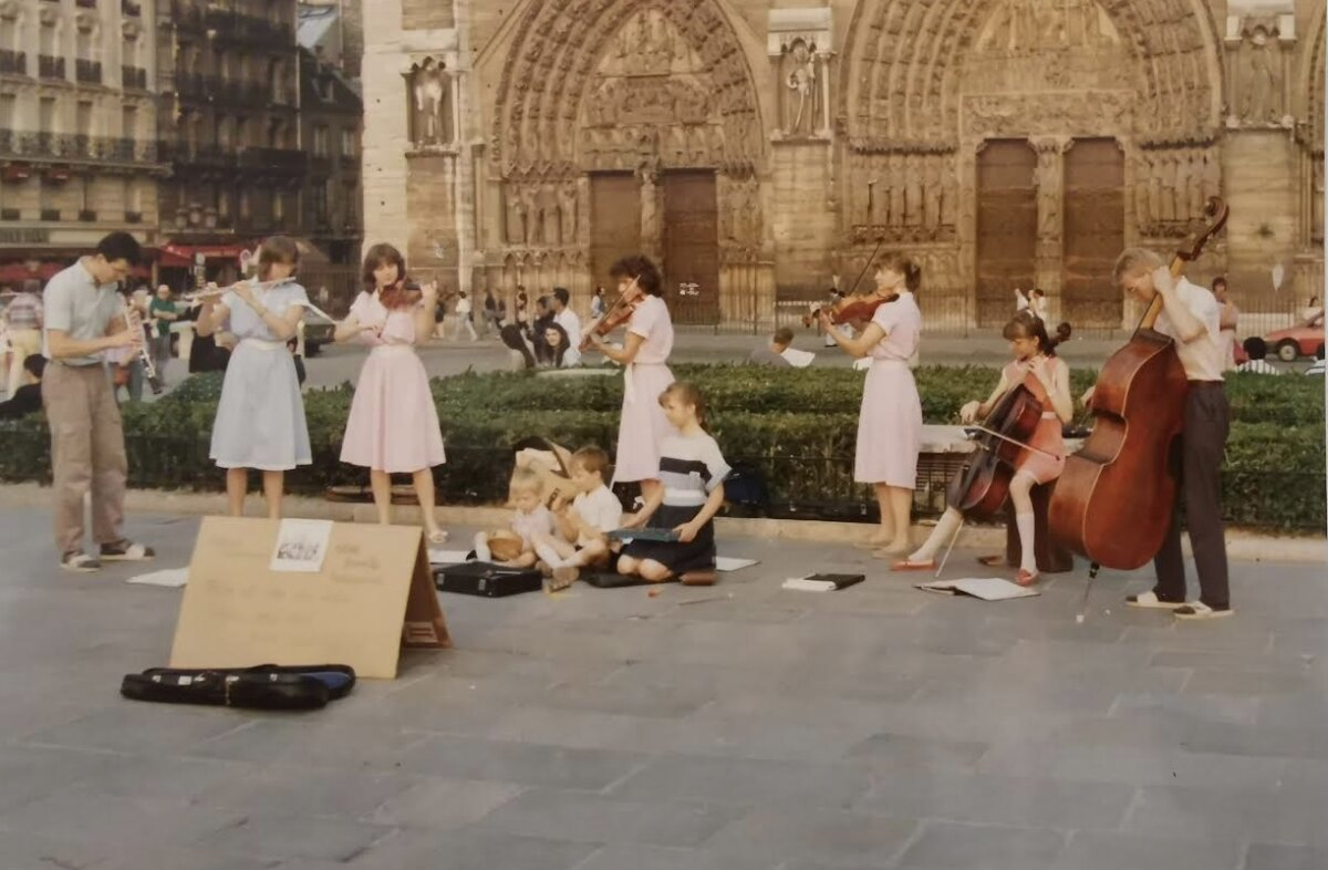 A Benyus család zenél a Notre Dame előtt - forrás: a család archívuma