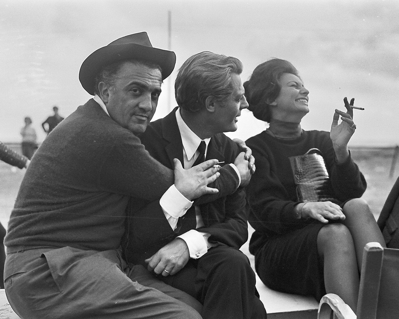 Federico Fellini, Mastroianni és Sophia Loren a 8 és fél forgatásán - forrás: wikipedia