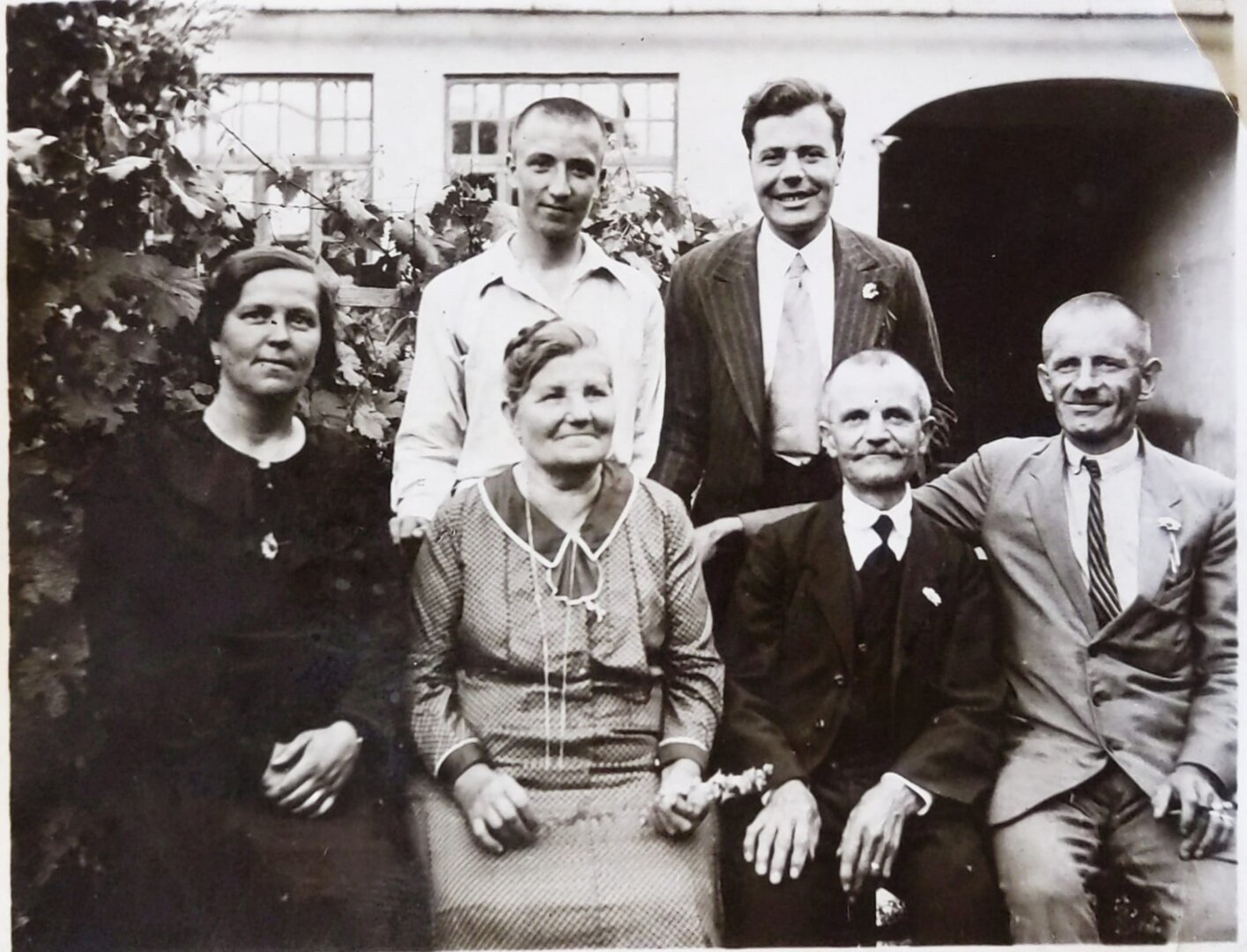Idős Földesi Sámuel és családja. A felső sorban jobbra Földessy Imre - Forrás: A Földessy család tulajdona)