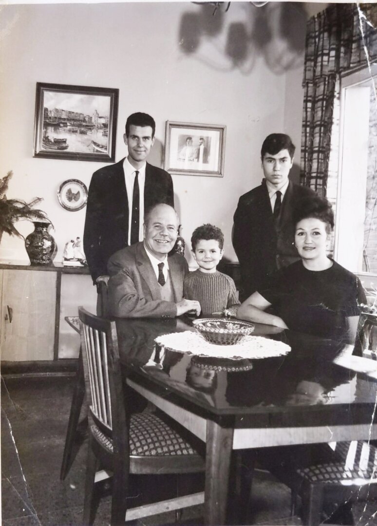 Földessy Imre feleségével, Maríával és három gyermekükkel - Forrás: A Földessy család tulajdona