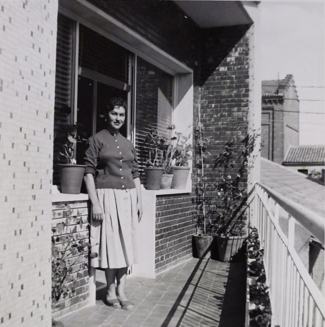 Földessy Imre felesége, María a házuk erkélyén - Forrás: A Földessy család tulajdona