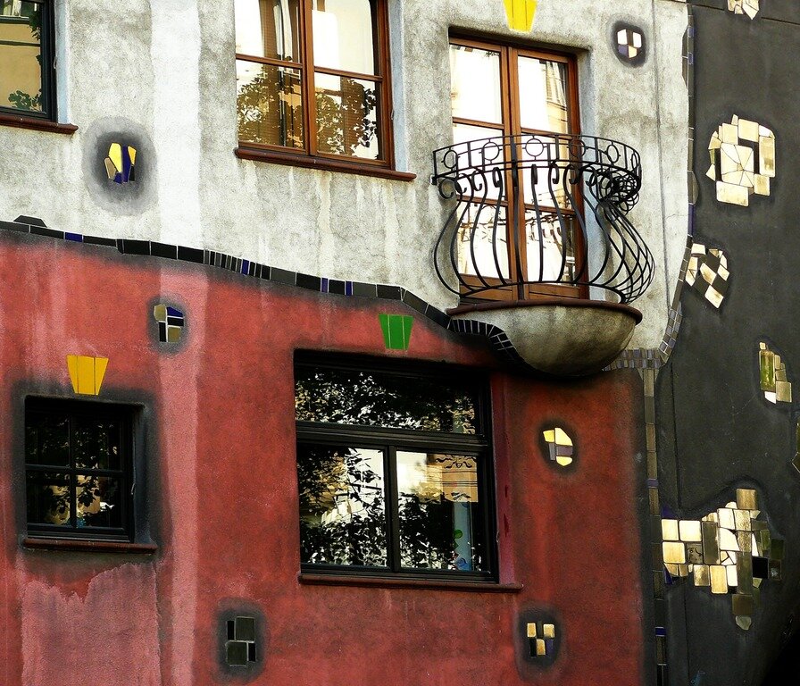Hundertwasser-ház erkélye Bécsben - forrás: pxhere.com
