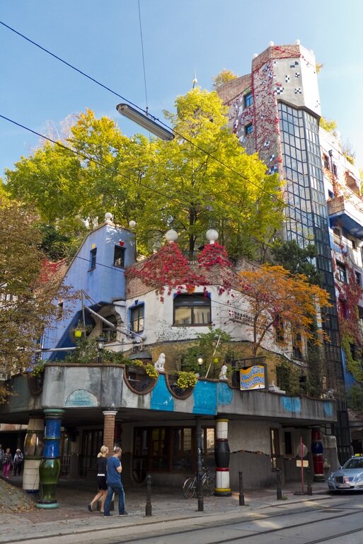 Hundertwasser-ház fákkal beültetett erkélyei és teraszai Bécsben - forrás: pxhere.com