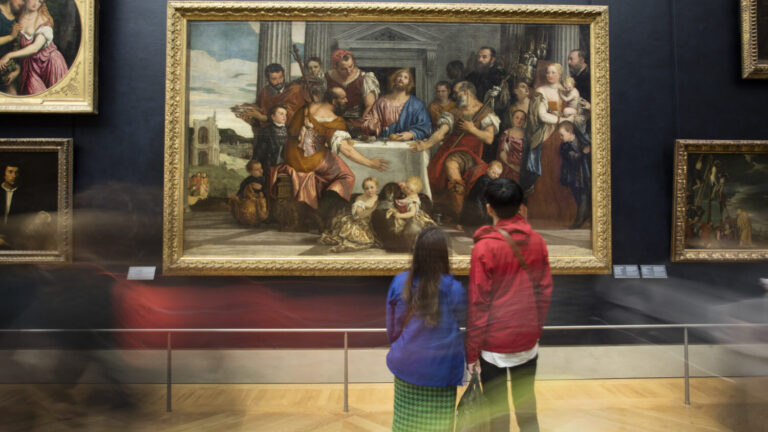 Látogatók a Louvre-ben - forrás: Louvre / fotó: Nicolas Guiraud