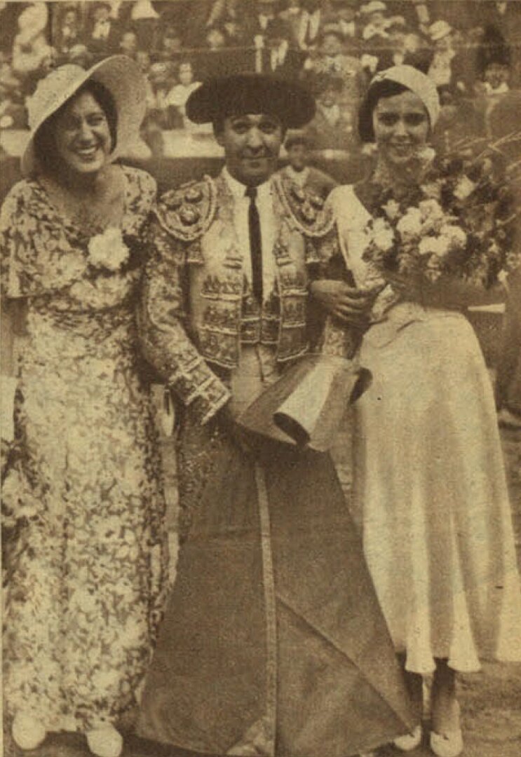 Gál Júlia és Miss Németország Pepito Bienvenida toreroval pózolnak a barcelonai bikaviadalon - Forrás: Ahora, 1933.05.25.