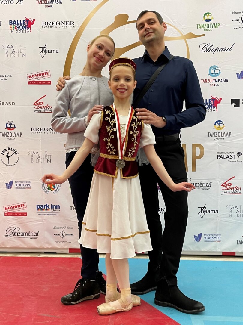 Bobvos Oliva, valamint Chernakova Olga és Kirjeko Dmitrij Taraszovics balettmesterek - fotó: Radina Dace