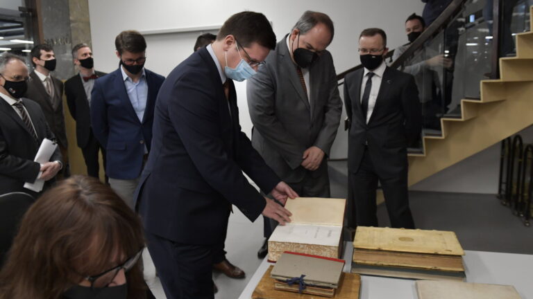 Gulyás Gergely, a Miniszterelnökséget vezetõ miniszter megtekinti az Országos Széchényi Könyvtár átadott digitalizáló központját 2022. február 11-én. - forrás: MTI/Koszticsák Szilárd