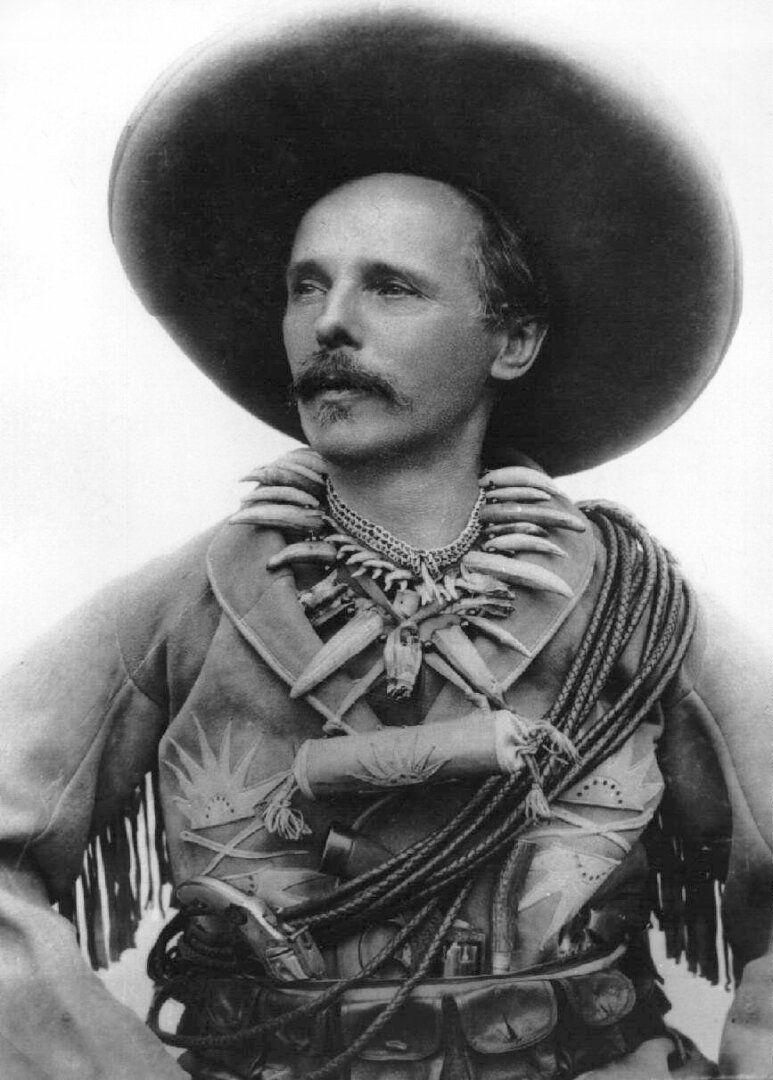 Karl May Old Shatterhandnek öltözve, 1896-ban - forrás: wikipedia