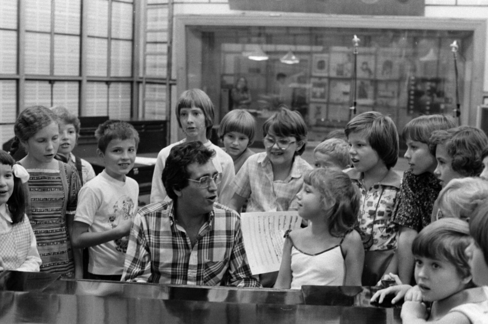 1980-ban a Magyar Rádió stúdiója, Máté Péter, és az őt kísérő gyerekek kórusa, új dalának felvételén. - forrás: Fortepan / Szalay Zoltán