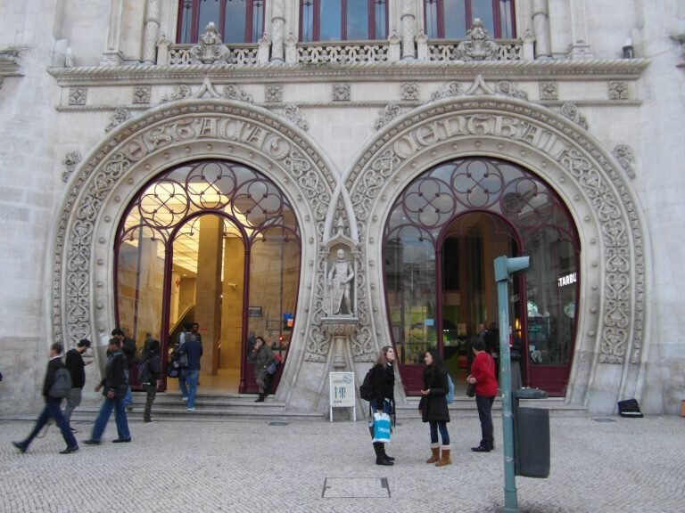 A Dom Sebastiãót ábrázoló szobor a lisszaboni vasútállomáson még sértetlenül - forrás: wikipedia
