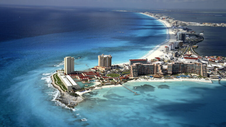 Szállodasora az óceán partján Cancún - forrás: wikipedia /Mardetanha