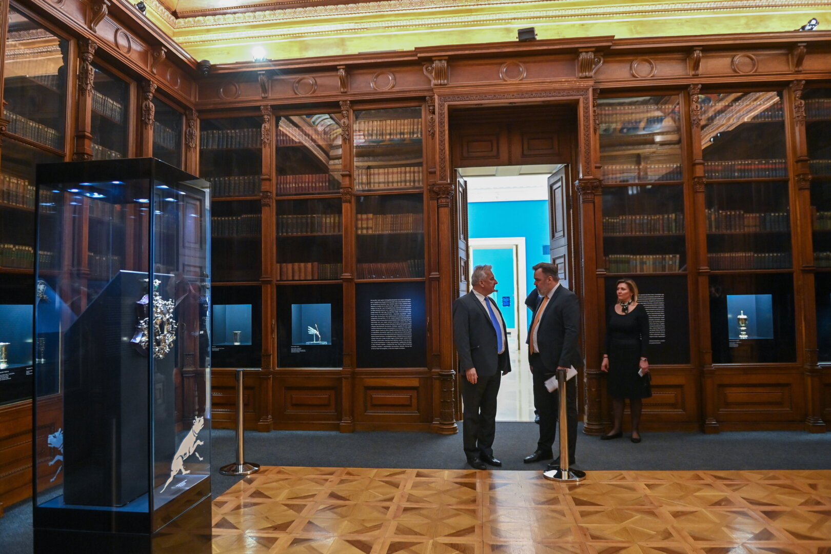 Semjén Zsolt miniszterelnök-helyettes (elöl, b), mellette Latorcai Csaba, az Emberi Erőforrások Minisztériumának közigazgatási államtitkára (k) és L. Simon László, a Magyar Nemzeti Múzeum (MNM) főigazgatója (j2) az MNM látványtárában a Nemzeti Múzeum megújult arculatát és további újdonságait bemutató sajtóbemutatóval egybekötött megnyitó napján, 2022. március 21-én. Az intézményben ismét megnyílt a Herzog-ezüstöket felvonultató emblematikus Széchényi-terem, valamint a látványtár. - forrás: MTI/Illyés Tibor