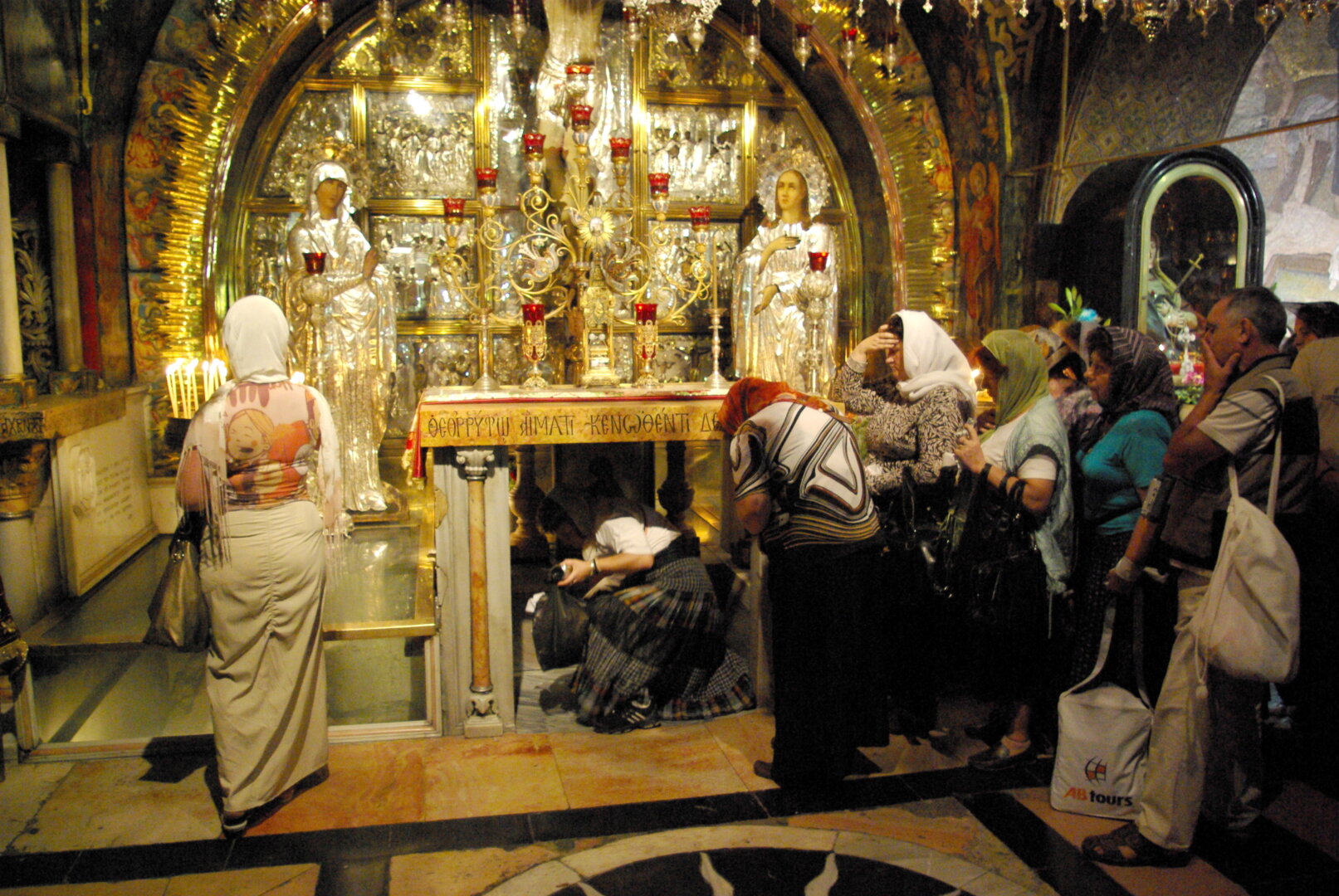 A Szent Sír-templom egyik oltára, ahol a hagyomány szerint Krisztus keresztje állott - forrás: wikipedia