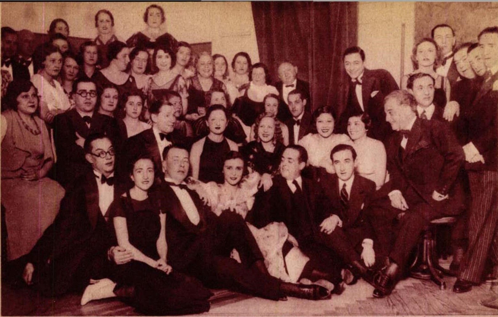 Estély Miss Magyarország és a Hawai Rózsája című darab főszereplői tiszteletére Ember Nándor madridi otthonában - forrás: Színházi Élet 1933/25