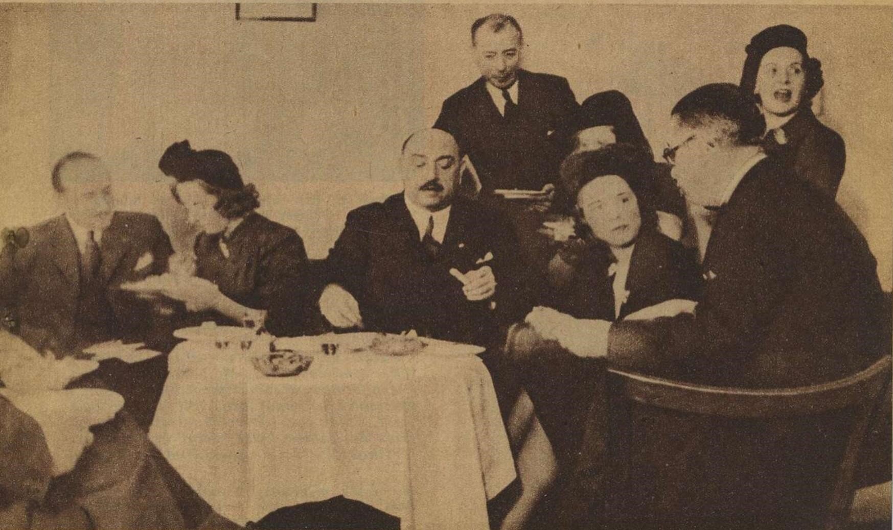 Ember Nándor a Színészkamara egyik ünnepségén. Előtte az asztalnál Hóman Bálint kultuszminiszter ül, tőle balra Muráti Lili színésznő - Forrás: Színházi Magazin 1942/5.