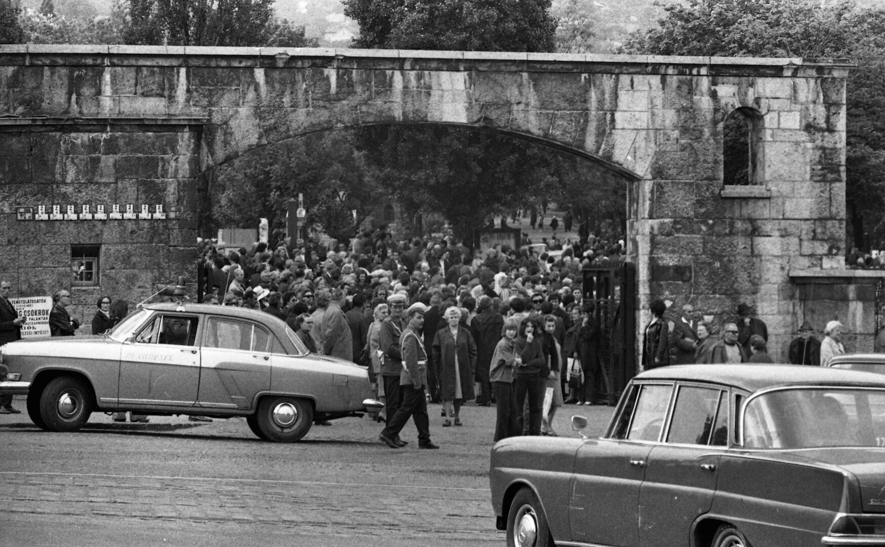 Németvölgyi út, a Farkasréti temető főbejárata. A felvétel Szécsi Pál temetésekor készült 1974-ben - forrás: Fortepan / Urbán Tamás